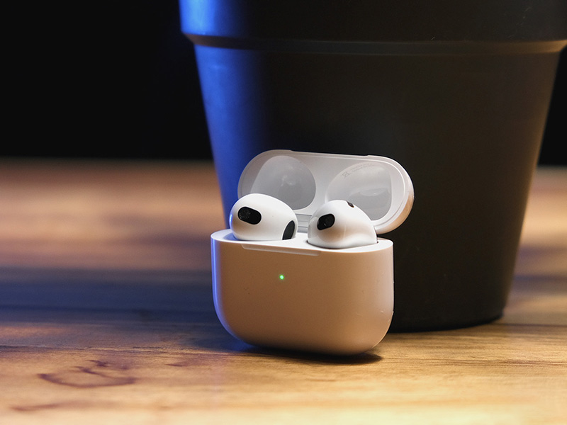 مقایسه Apple AirPods Pro و Apple AirPods (نسل سوم): دو ایرپاد با ویژگی های کاملا متفاوت