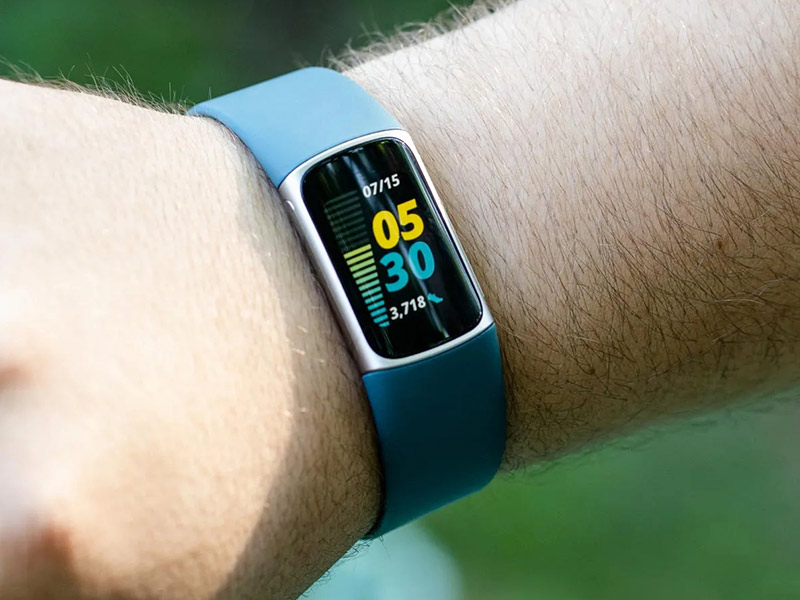 قابلیت جدید «پیدا کردن گوشی» به ردیاب ورزشی Fitbit Charge 5 اضافه شد