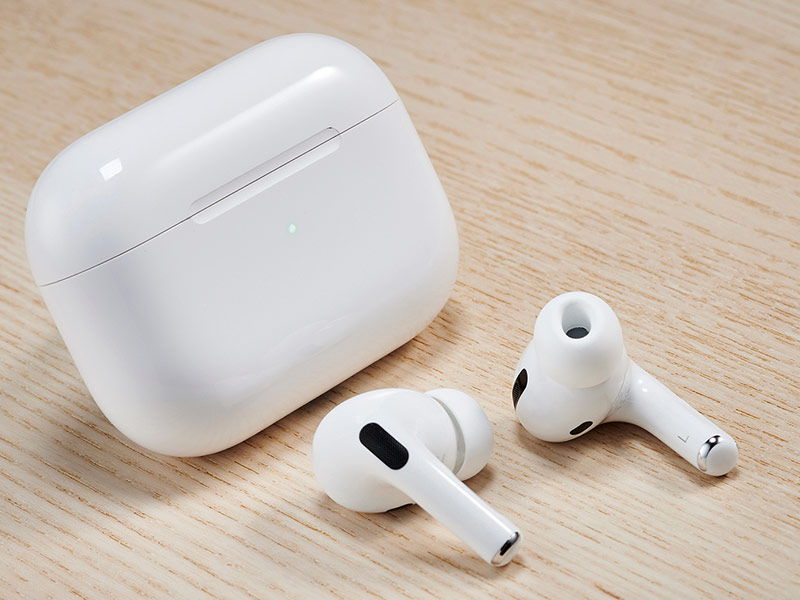 طراحی و کنترل ‌های حرکتی هدفون بی سیم گوگل Pixel Buds Pro در مقایسه با هدفون بی سیم اپل AirPods Pro