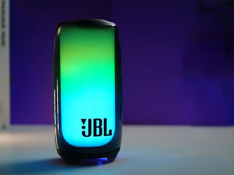 اسپیکر بلوتوثی JBL Pulse 5 از قابلیت نورپردازی RGB در تمام سطح بدنه بهره می برد